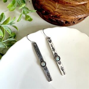 3/$22🩶 Silver Arrow Stamped Earrings Etched Inlaid Iridescent Crystal NEW